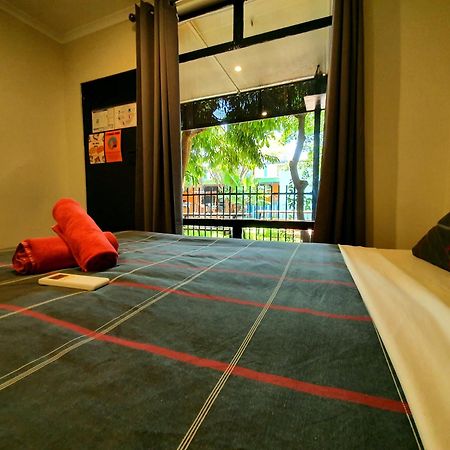 Jump Inn Alice Budget Accommodation อลิซสปริงส์ ภายนอก รูปภาพ