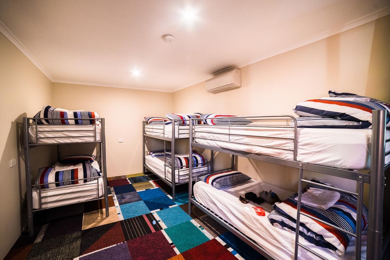 Jump Inn Alice Budget Accommodation อลิซสปริงส์ ภายนอก รูปภาพ