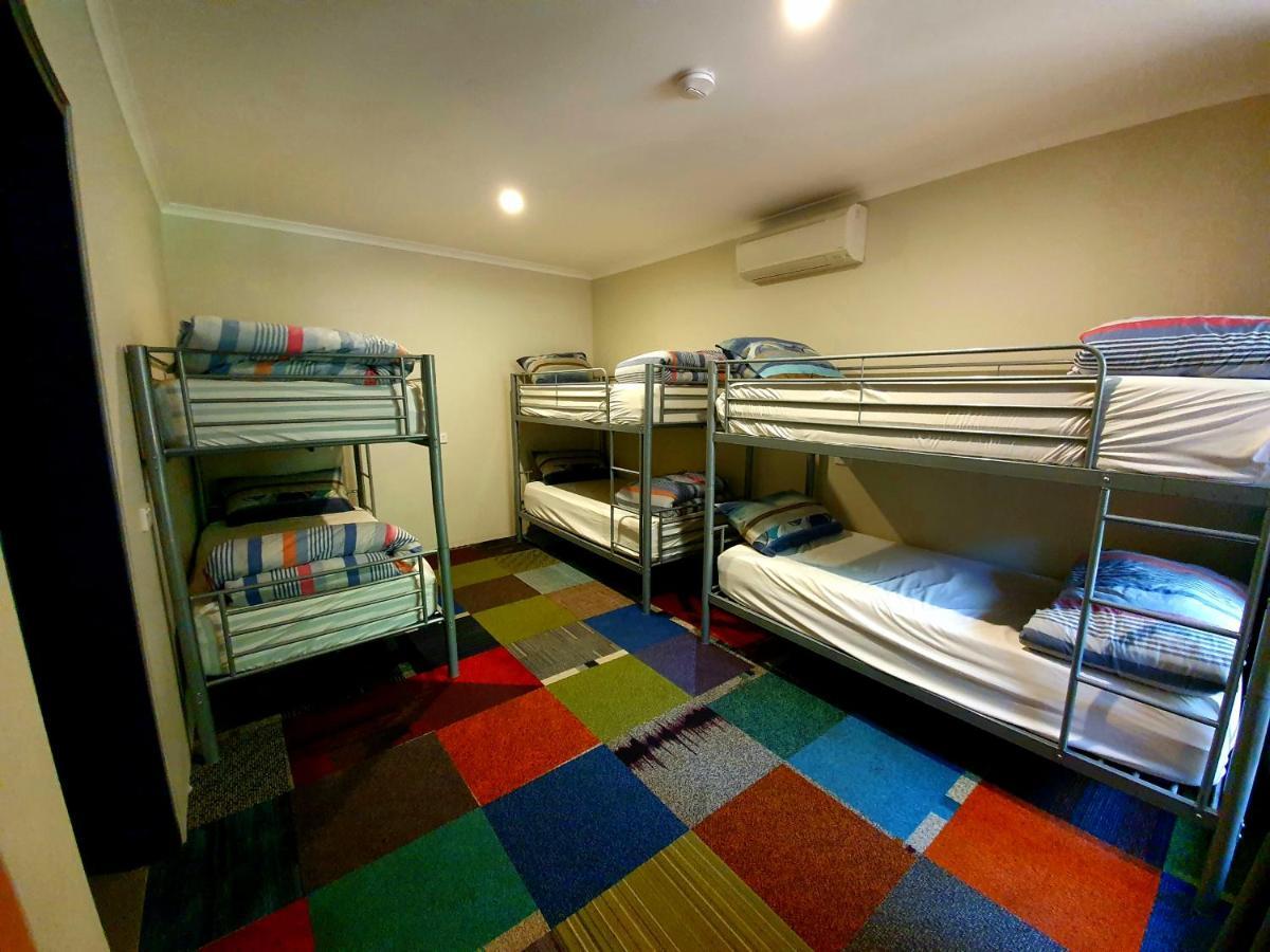 Jump Inn Alice Budget Accommodation อลิซสปริงส์ ภายนอก รูปภาพ