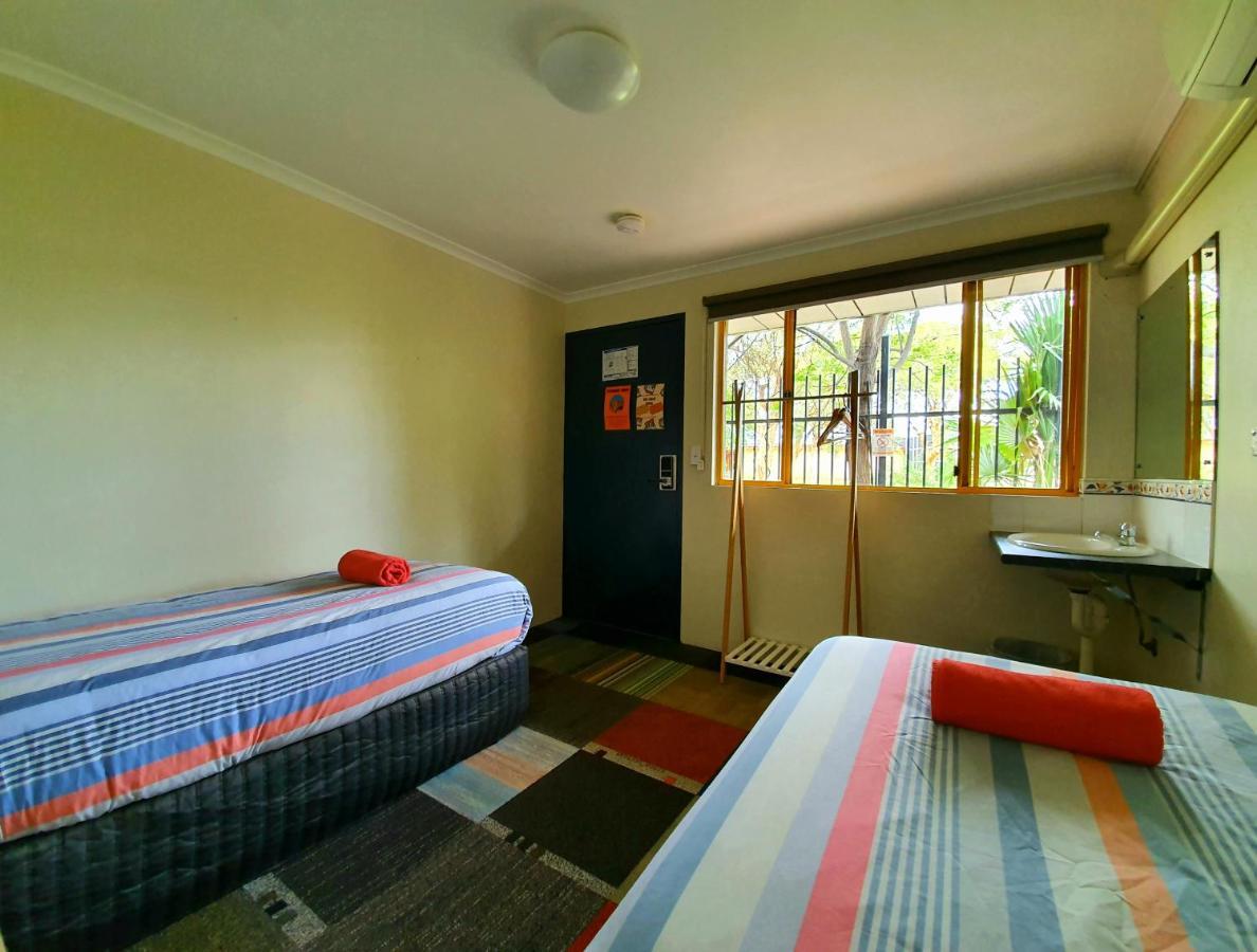 Jump Inn Alice Budget Accommodation อลิซสปริงส์ ภายนอก รูปภาพ